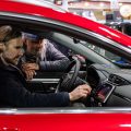 location-voiture-particuliera-man-in-a-car-shop-looks-at-and-tests-a-new-car-car-new-shop-automobile-business-man-transport_t20_VLZW36