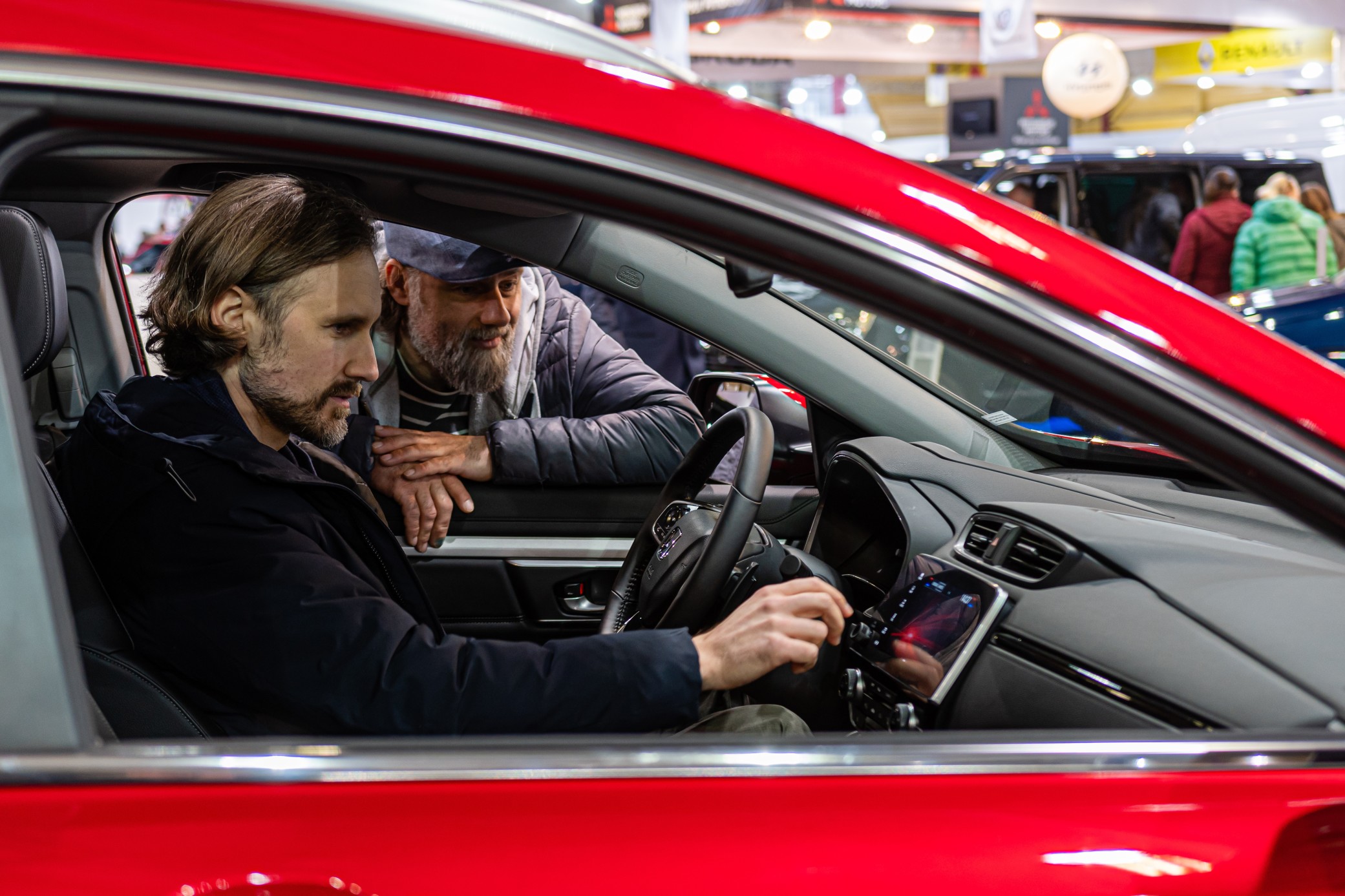 location-voiture-particuliera-man-in-a-car-shop-looks-at-and-tests-a-new-car-car-new-shop-automobile-business-man-transport_t20_VLZW36